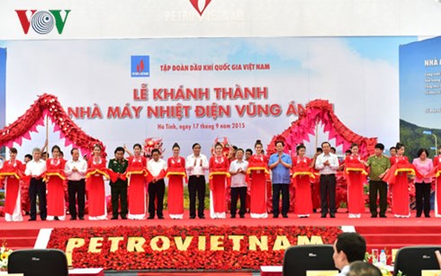 ນາຍົກລັດຖະມົນຕີຫງວຽນເຕິ໋ນຢຸງເຂົ້າຮ່ວມພິທີເປີດສະຫຼອງໂຮງງານໄຟຟ້າພະລັງຄວາມຮ້ອນ